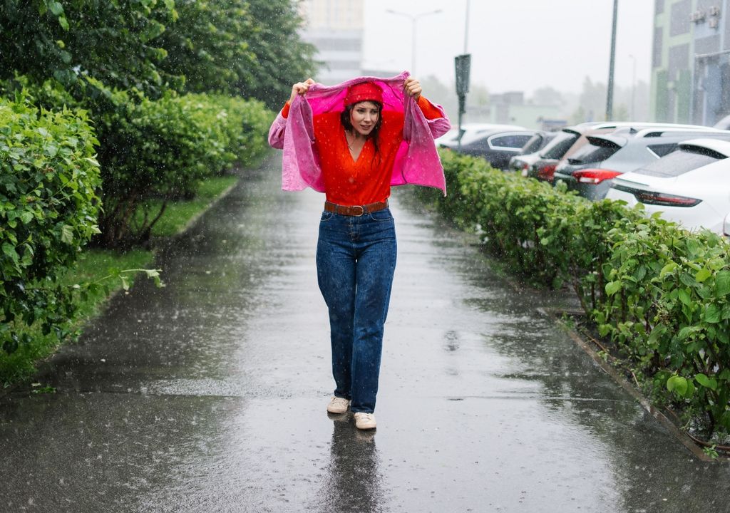 lluvia tormenta alerta correr caminar agua