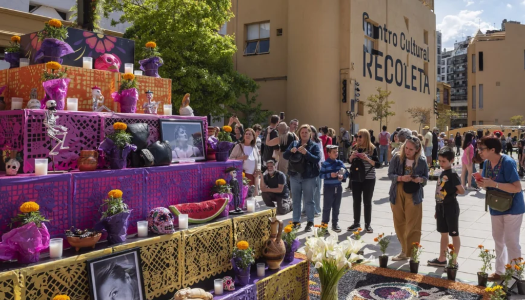 Altares con fotos, comida y ofrendas florales son la decoración infaltable cada 1 y 2 de noviembre.