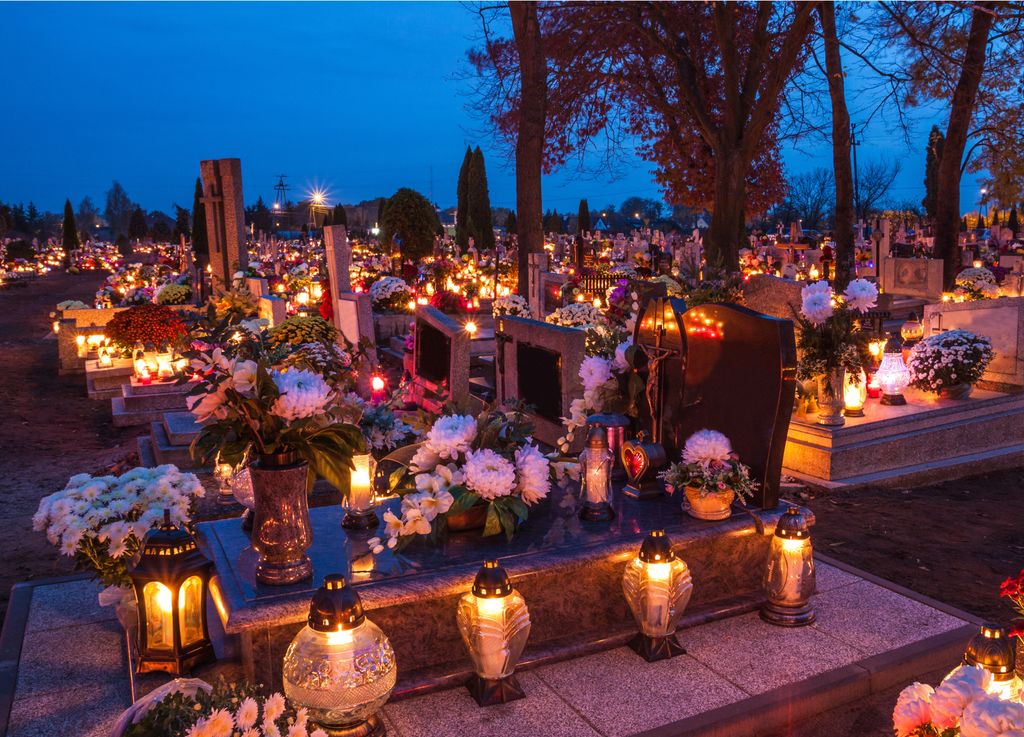 Los cementerios se convierten el 1 y 2 de noviembre en centros de reunión y de fiesta