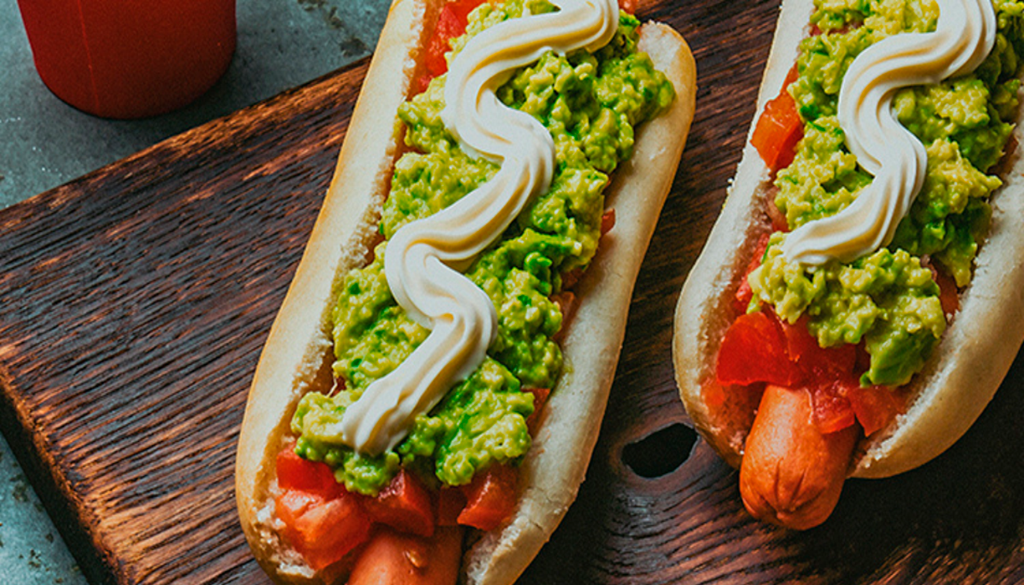 completos En general, los completos destacan por sus ingredientes, panes de calidad artesanal y combinaciones que elevan este clásico popular.