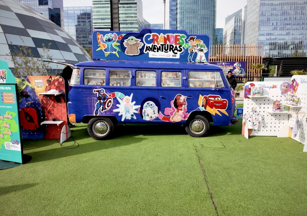 La Van de la Aventura de Disney en Santiago.
