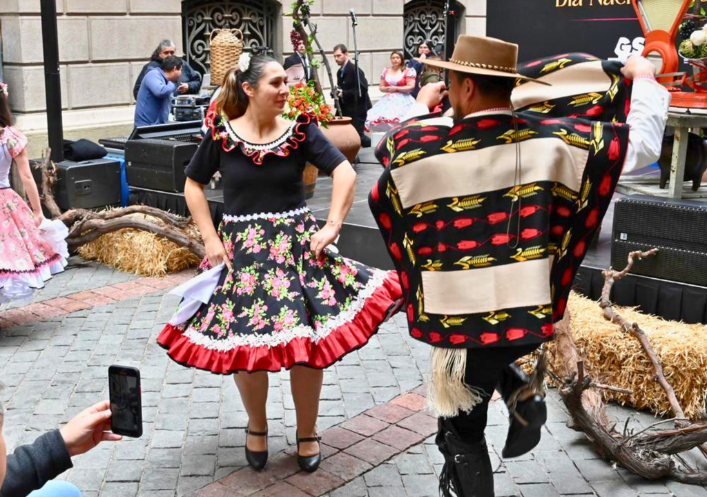 Bailes típicos en el Día del Vino de Santiago.