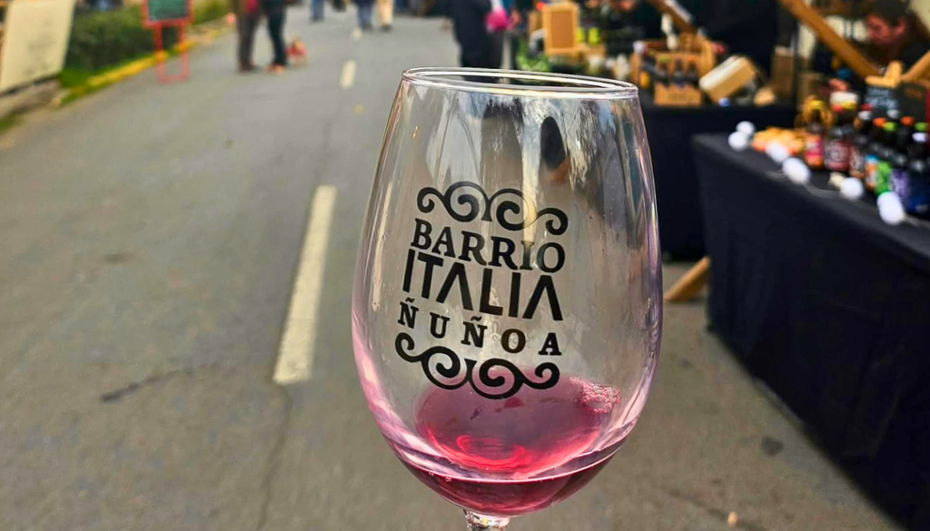 Evento vitivinícola "Entre Barrios" en Ñuñoa. La cultura vitivinícola se toma diferentes barrios de Ñuñoa. Crédito: @barrioitalia.nunoa.