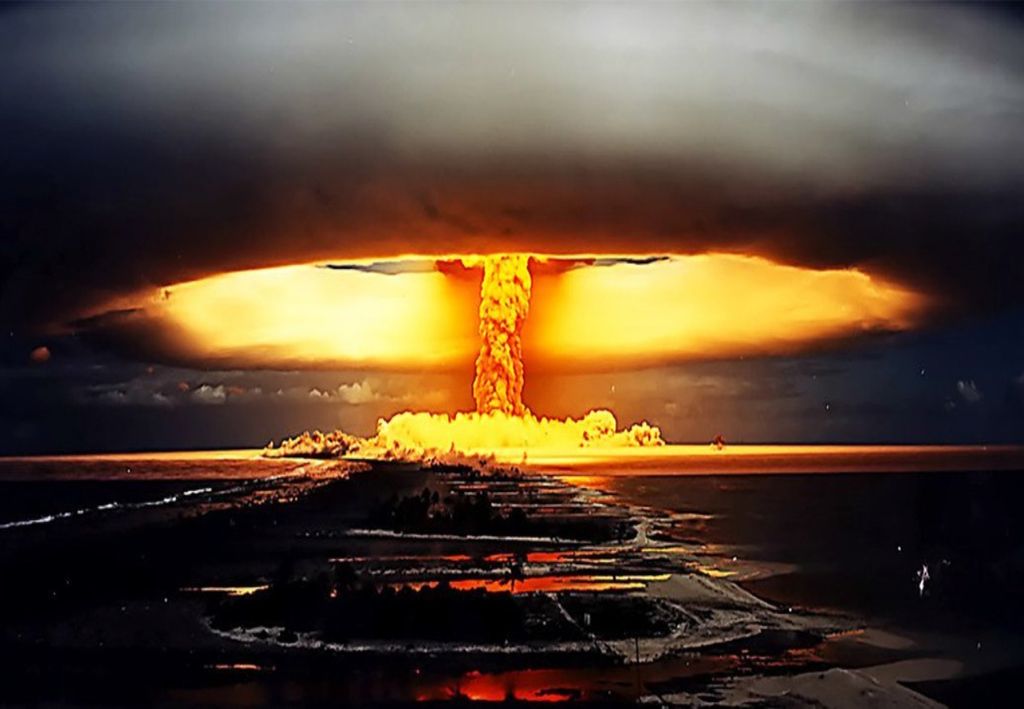explosão de bomba em um teste nuclear na Polinésia
