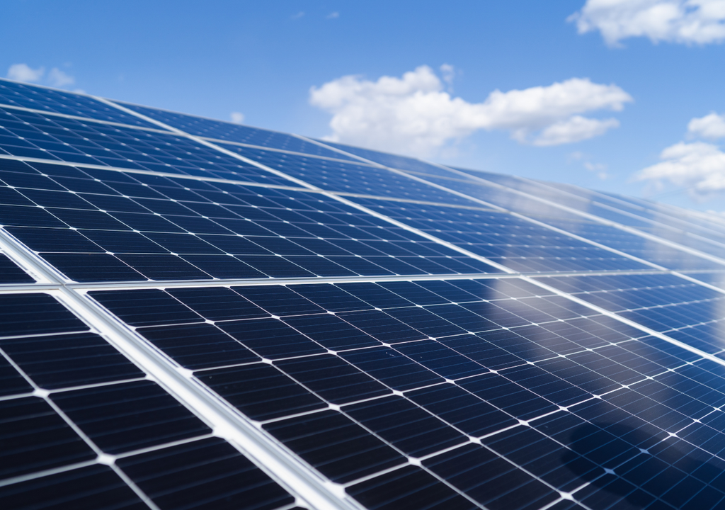 bienestar; problema social; crisis ambiental; enfermedad; atencion medica; derecho humano; justicia social; transicion energetica Casi mil millones de personas dependen de centros de salud sin electricidad confiable; la energía solar ya transforma clínicas aisladas.