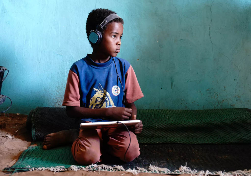 energia; renovable; transicion energetica; justicia social; niñez; educacion El innovador programa de aprendizaje electrónico de UNICEF Sudán permite que niñas y niños no escolarizados aprendan con tabletas que funcionan con energía solar. Imagen tomada del sitio oficial de UNICEF.