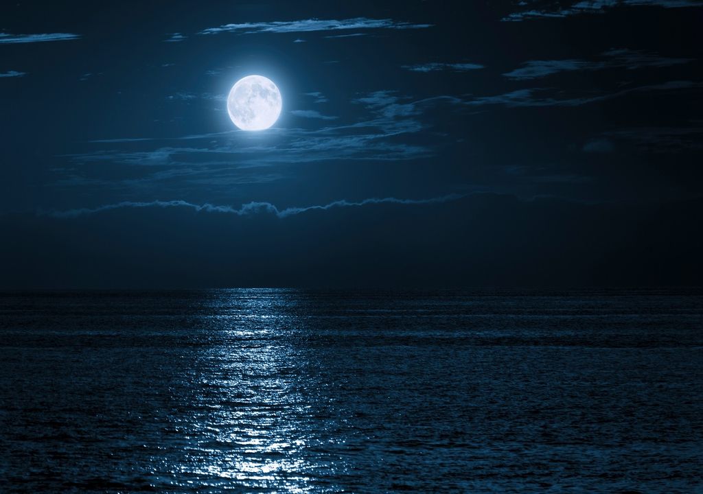 Lua cheia acima do oceano