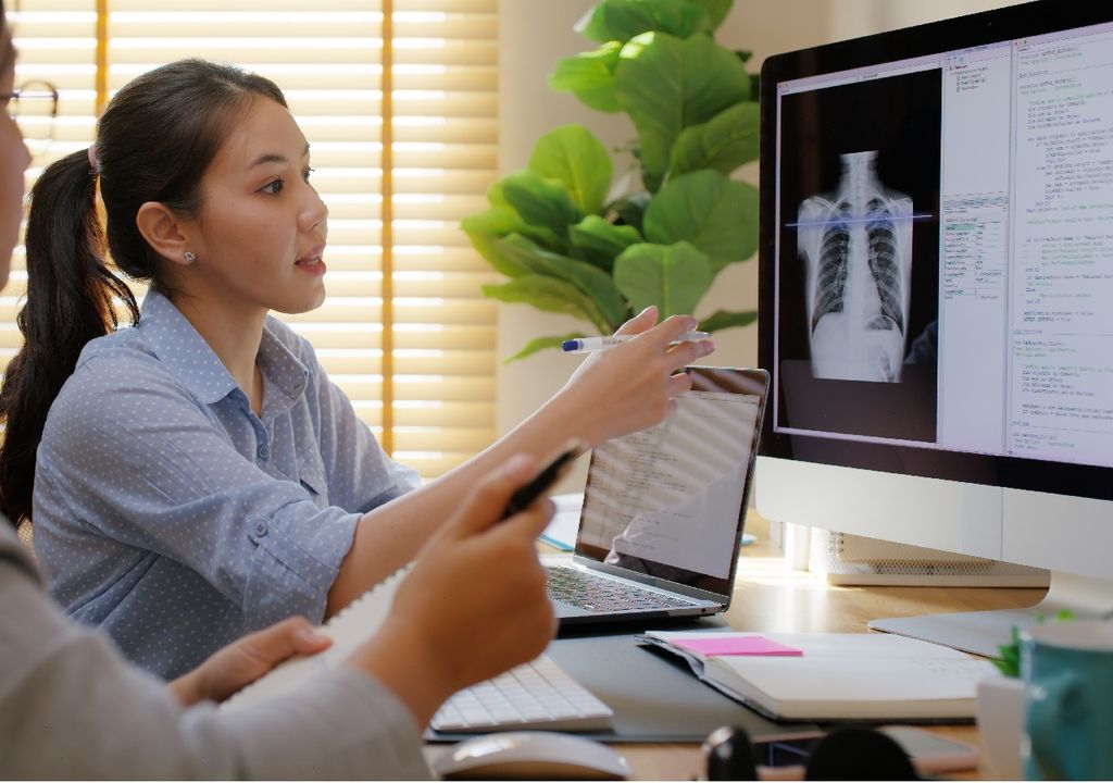 Mujer frente a computador con radiografía torax, Meteored, Chile Mujer frente a computador con radiografía torax, Meteored, Chile