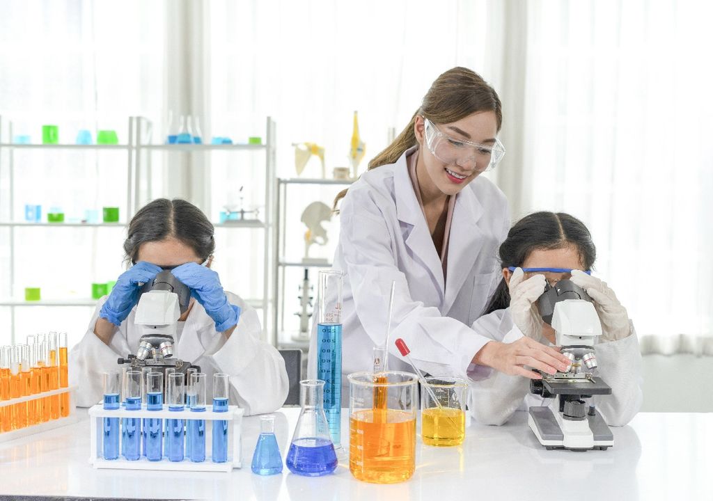 Profesora enseñando ciencia a dos niñas, laboratorio, instrumentos de laboratorio, Meteored, Chile Profesora enseñando ciencia a dos niñas, laboratorio, instrumentos de laboratorio, Meteored, Chile