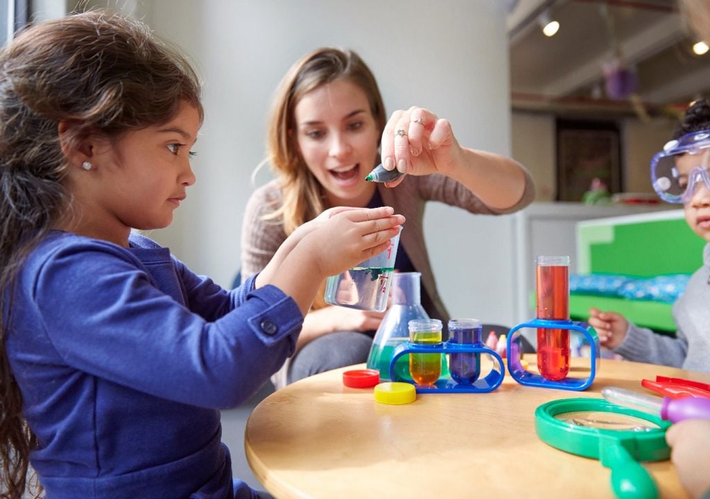 Profesora y niña aprendiendo a mezclar nuevas fórmulas, Meteored, Chile