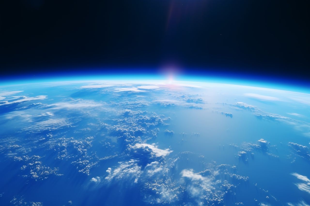 Nuestro planeta alberga vida gracias a su atmósfera que mantiene las condiciones en equilibrio y nos protege de los agentes externos en contacto con la Tierra.