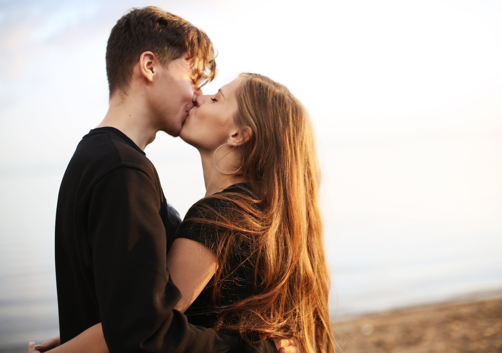 Beso de pareja. Beso de pareja.