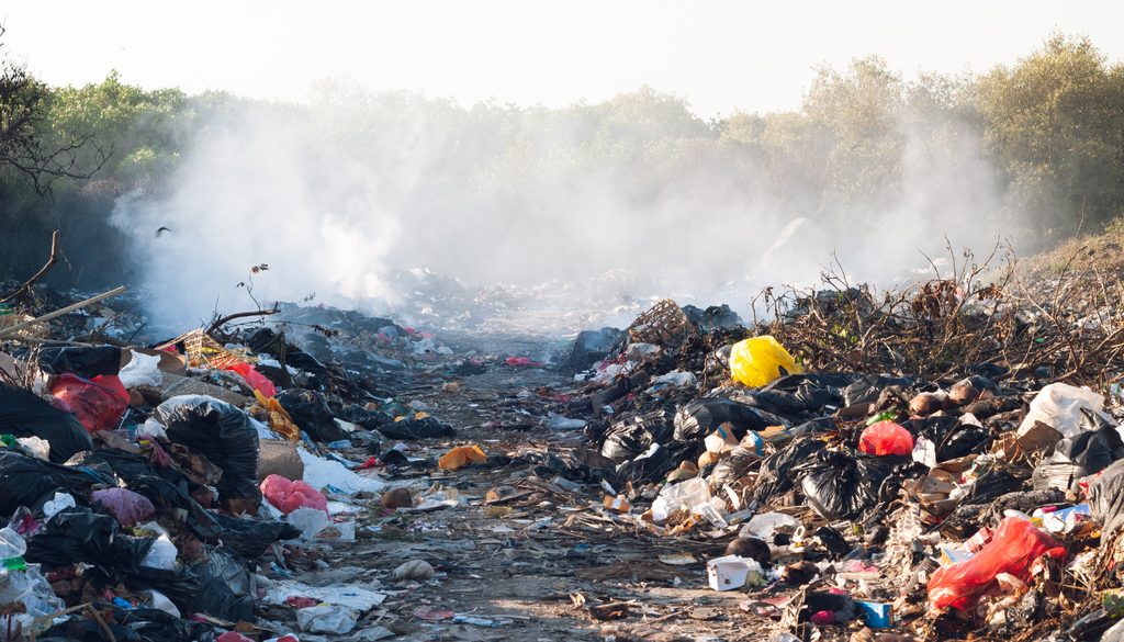 La mala gestión de residuos puede contaminar aire, suelo y agua, además de liberar gases como metano, que intensifican el calentamiento global en el corto plazo.