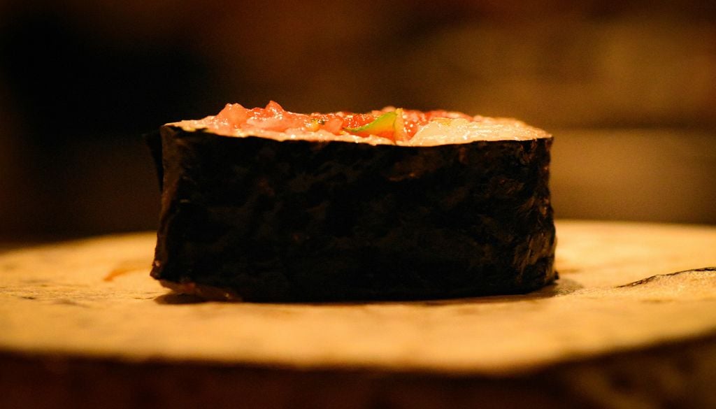 El tradicional maki envuelto en alga nori. Imagen: Blackieshoot