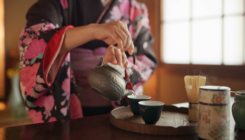 té en japón En Japón, el té se sirve en un cuenco especial, acompañado de dulces tradicionales wagashi para equilibrar el sabor amargo del matcha.