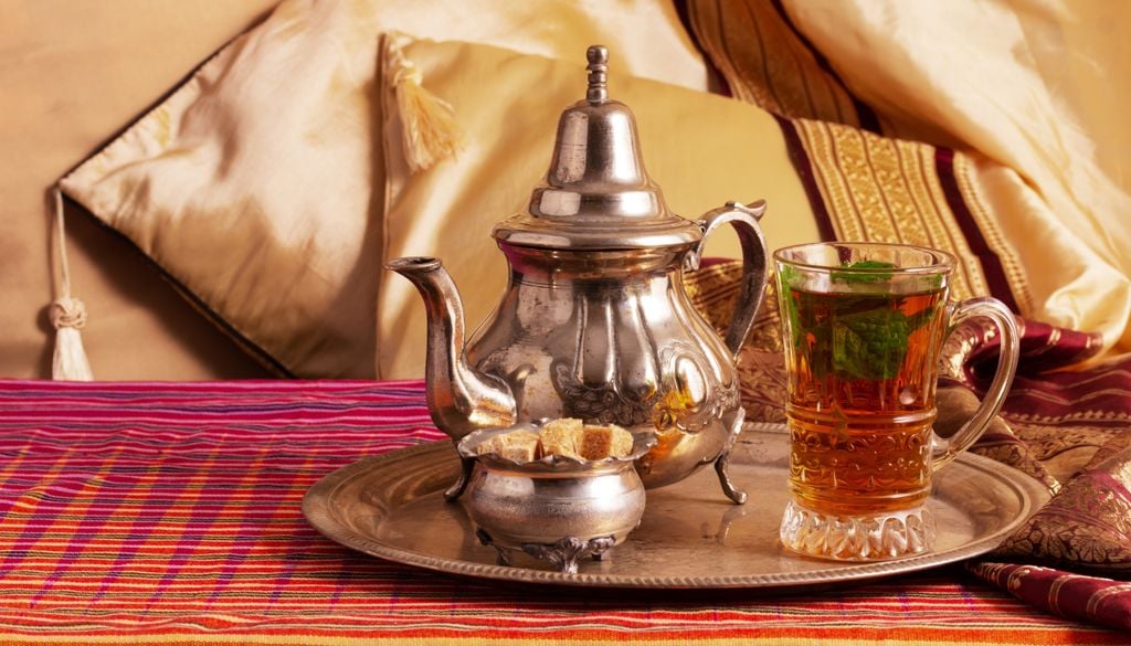 té en marruecos En Marruecos, el ritual lo prepara tradicionalmente el cabeza de familia y se considera una muestra fundamental de hospitalidad.