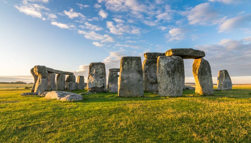 Monumentos como o Stonehenge (Reino Unido) são testemunha da importância que os povos da antiguidade davam aos ciclos celestes, alinhando as suas construções com o nascer do sol no dia do solstício.