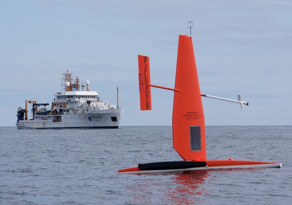 Saildrone y buque Oscar Dyson de la NOAA Saildrone y buque Oscar Dyson, estudian las condiciones oceánicas para mejorar el pronóstico de huracanes. Crédito: NOAA.