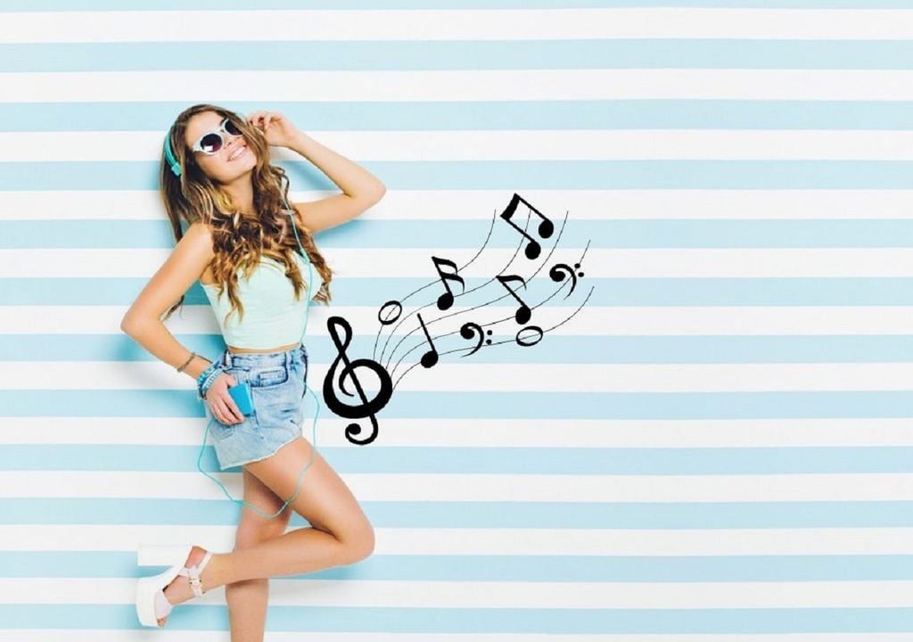 Rapariga dança enquanto ouve música nos fones Rapariga dança enquanto ouve música nos fones