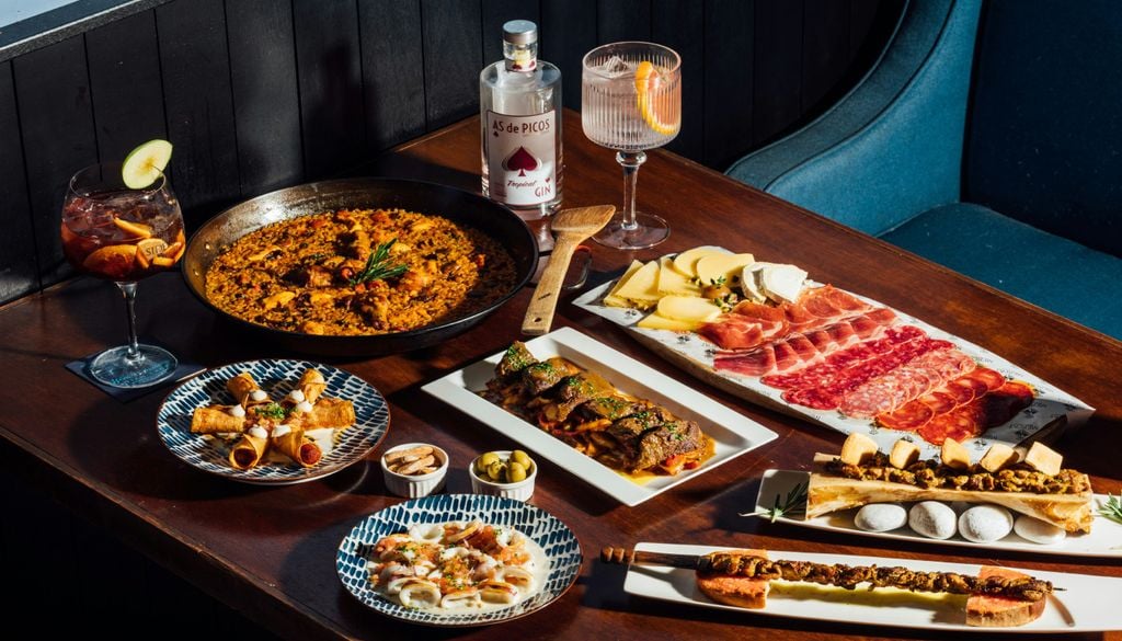 tapas Con el tiempo, esta costumbre evolucionó hasta convertirse en una verdadera institución gastronómica en España, donde compartir tapas es casi una forma de vida.Imagen: Chuttersnap