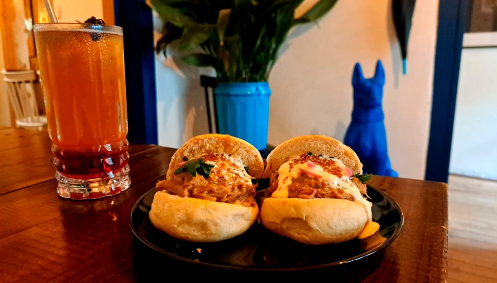 tapas Begonnia además cuenta con sabrosas opciones para acompañar con mocktail en un espacio cómodo, agradable y con una deco muy especial. Imagen: @comomegusta.cl