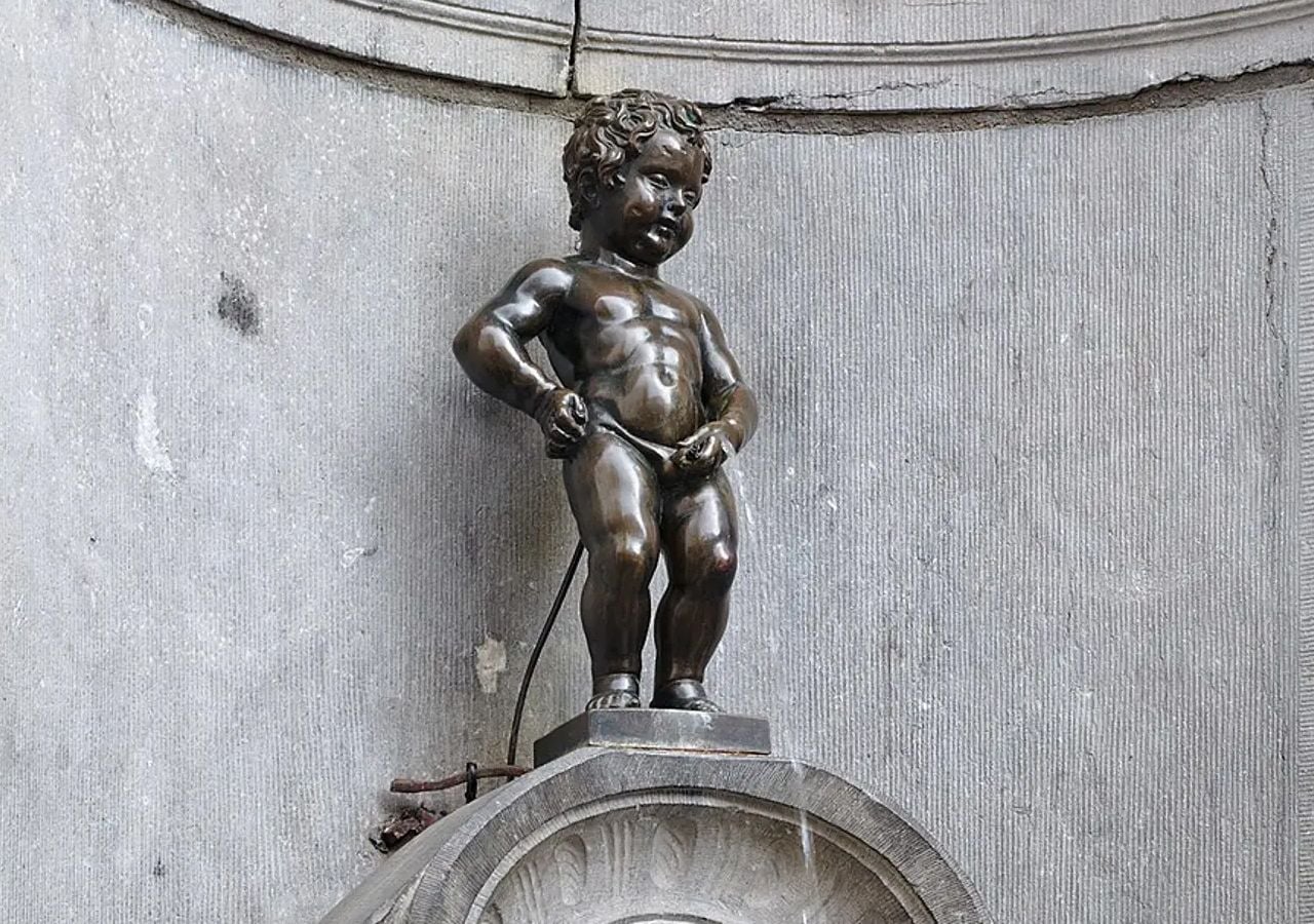 El Manneken Pis (Hombrecito que orina), es uno de los monumentos más curiosos del mundo, símbolo de Bruselas y la única estatua del mundo que cuenta con vestidor propio.