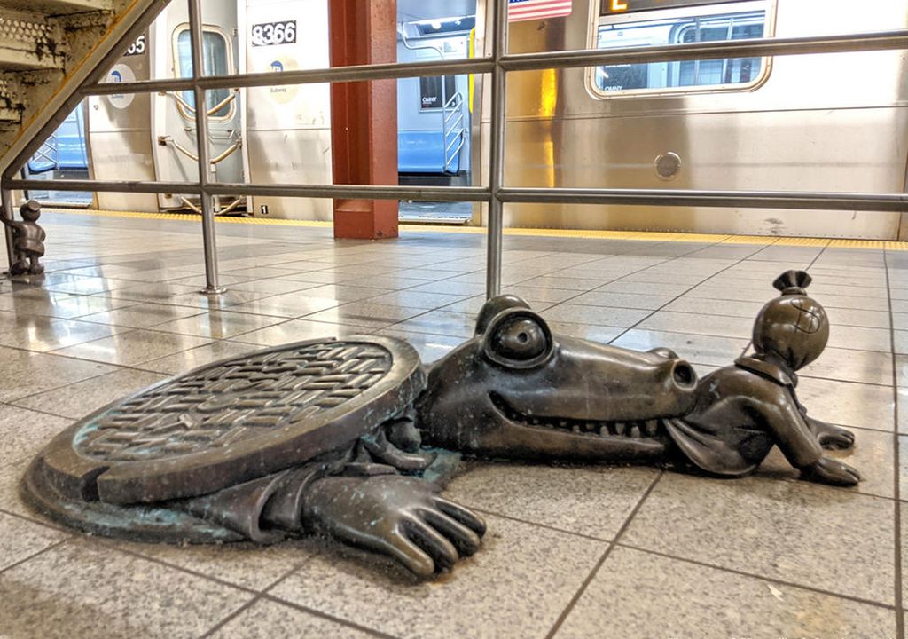 Cocodrilo devorando a un capitalista