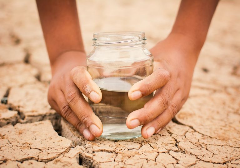 El acceso al agua potable es un derecho humano El acceso al agua potable es un derecho humano