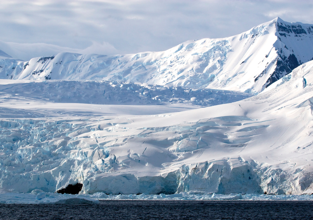 Los glaciares albergan una gran cantidad de agua dulce del planeta, representando la reserva hídrica disponible para las futuras generaciones.