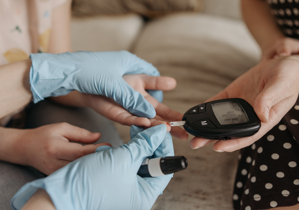 Prueba de glucosa en sangre para controlar la diabetes, una enfermedad que ahora suma un nuevo tipo reconocido: la diabetes tipo 5. Prueba de glucosa en sangre para controlar la diabetes, una enfermedad que ahora suma un nuevo tipo reconocido: la diabetes tipo 5.