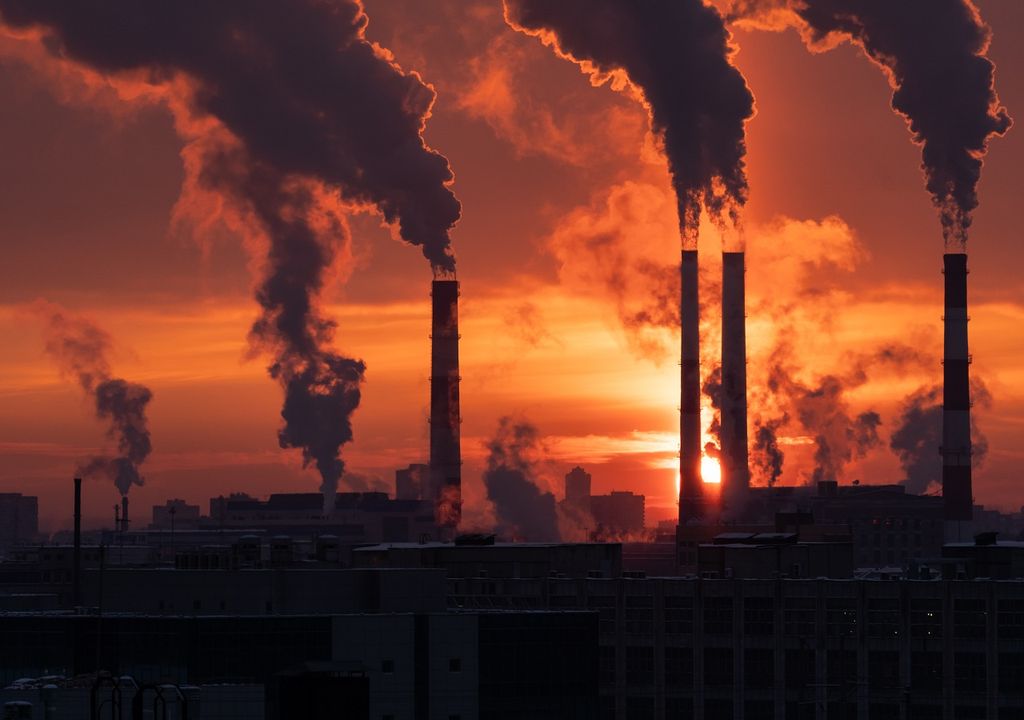 Kohlekraftwerk, das umweltschädliche Gase in die Atmosphäre abgibt