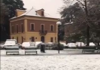 Dicembre inizia con la prima neve nelle città del Nord: i video