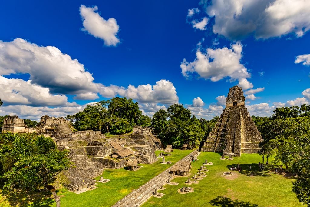 Tikal Spektakulär ist der zentrale Platz Tikals mit dem Tempel des Großen Jaguars. Foto: Adobe Stock