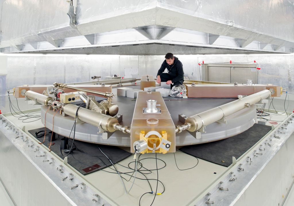 Ringlaser am Geodätischen Observatorium der TUM. Geophysiker Dr. Andre Gebauer in der Ringlaserkonstruktion (Gesamtschau) des Grossringlasers G.