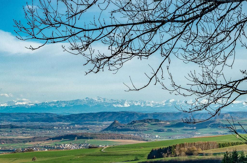 Landschaft mit Vulkankegeln und Aussicht bis zu den Alpen: der Hegau. Foto: Pixabay