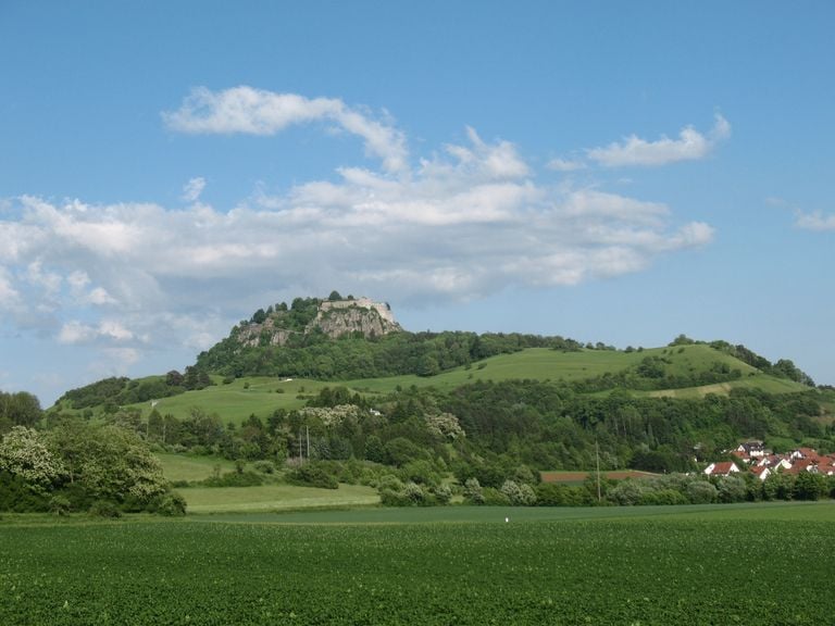 Festung mit Ausblick: Die gr&ouml;&szlig;te Burgruine Deutschlands liegt auf einem Vulkankegel