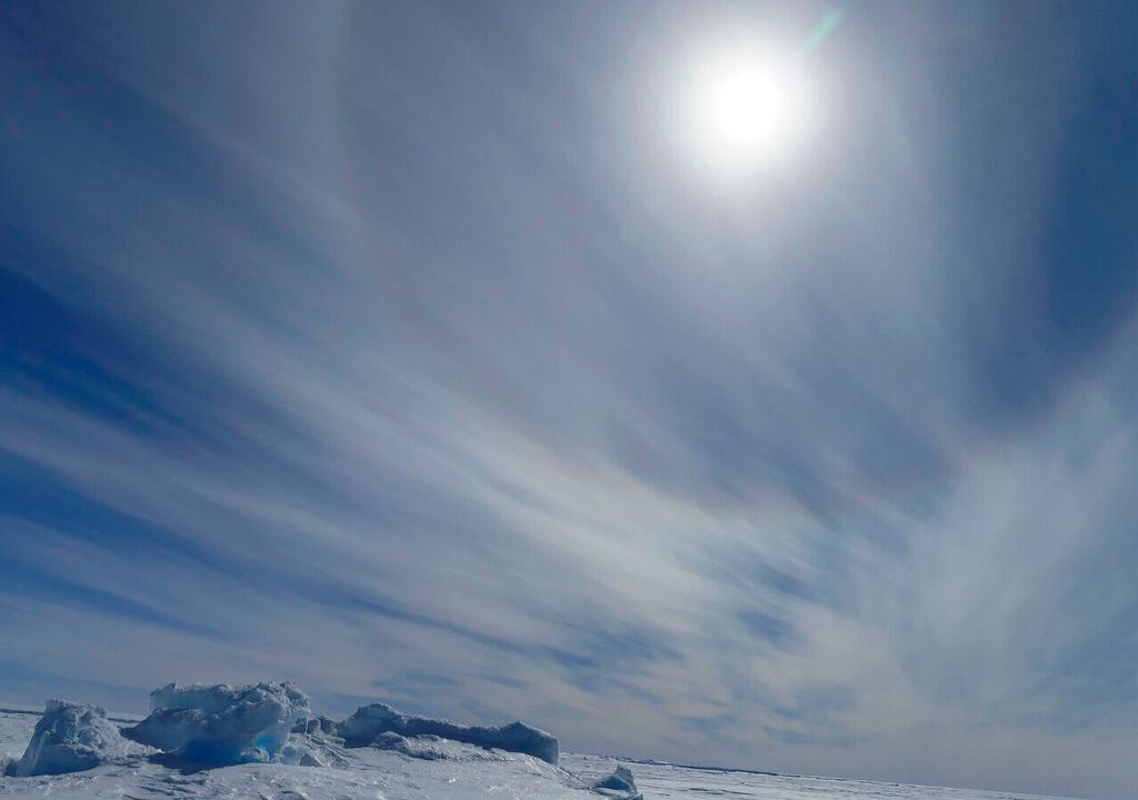 Halo durch Eiswolken über der Antarktis. Halos entstehen durch Lichtbrechung häufig an Eiskristallen, wie sie in Cirrus- oder Cirrostratuswolken vorkommen. Halo durch Eiswolken über der Antarktis. Halos entstehen durch Lichtbrechung häufig an Eiskristallen, wie sie in Cirrus- oder Cirrostratuswolken vorkommen.