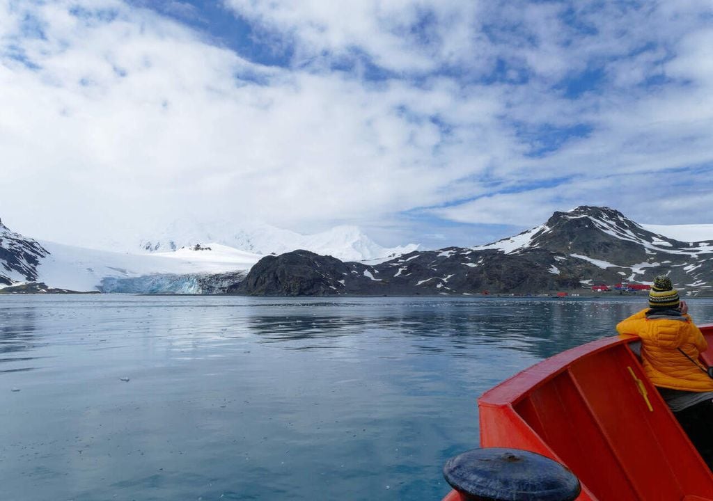Española Cove mit der spanischen Station Juan-Carlos-I.-Station. Hier hatten Leipziger Forschende während der spanischen Expedition PI-ICE im Südsommer 2018/19 Filterproben genommen, die in die Analyse der Eiskeime über der Antarktis eingegangen sind. Española Cove mit der spanischen Station Juan-Carlos-I.-Station. Hier hatten Leipziger Forschende während der spanischen Expedition PI-ICE im Südsommer 2018/19 Filterproben genommen, die in die Analyse der Eiskeime über der Antarktis eingegangen sind.