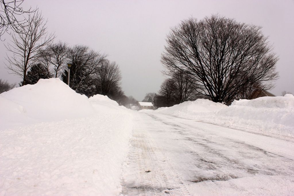 Schneeverwehungen blockieren Straßen