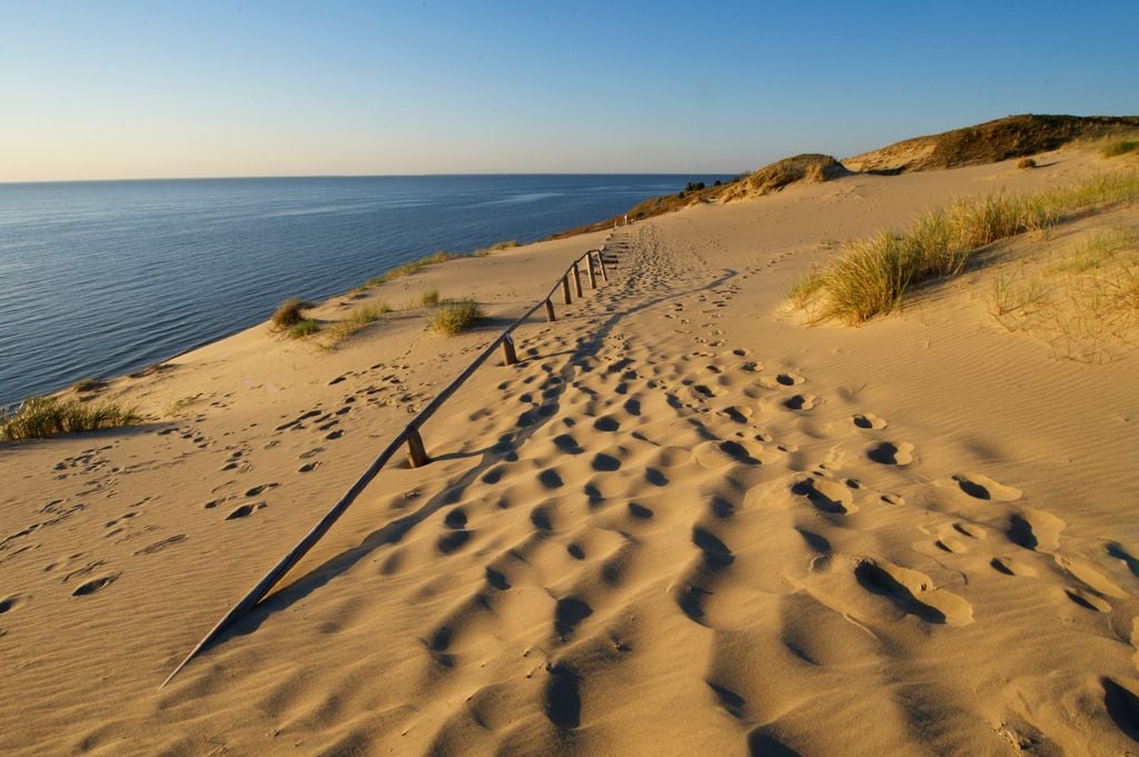 Nida Dünen Riesige Wanderdünen gehören zur geschützten Landschaft der Nehrung. Foto: Adobe Stock