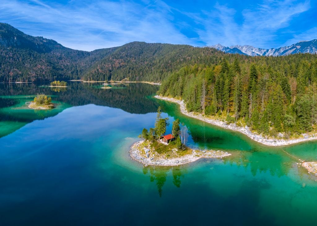 Insel im Eibsee Inseln besitzt er auch noch - dafür kann man glatt auf eine Fernreise verzichten. Foto: Adobe Stock