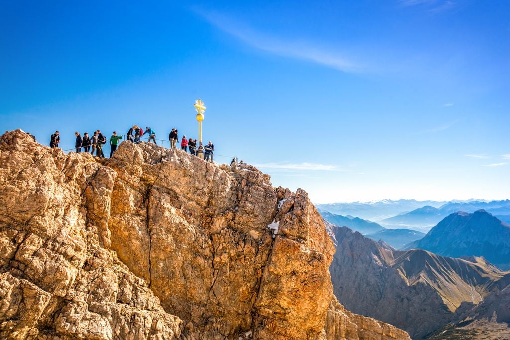 Zugspitze Erfahrene Bergsteiger können vom See aus die Zugspitze erklimmen. Foto: Sina Ettmer/Adobe Stock