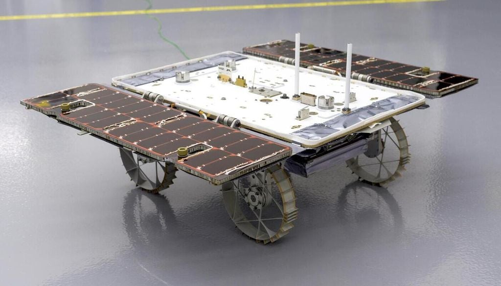 Fertiggestellter CADRE-Rover im Reinraum mit ausgeklappten Solarpaneelen. Fertiggestellter CADRE-Rover im Reinraum mit ausgeklappten Solarpaneelen. Bild: NASA/JPL-Caltech/PIA26169