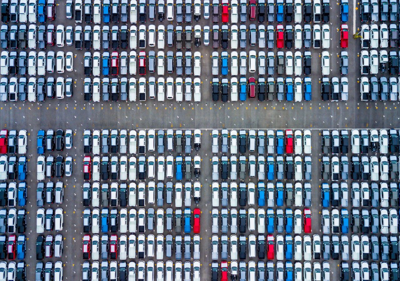 Hay un sinfín de coches y muchos de ellos todavía tienen motor de combustión. Esto no es nada beneficioso para el medio ambiente.