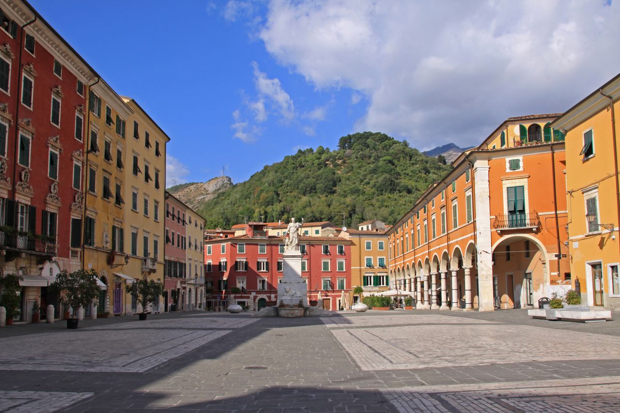 Die Piazza Alberica bildet den prachtvollen Mittelpunkt der Marmorstadt Carrara. Foto: Adobe Stock