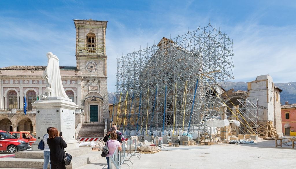 La basilica di Norcia distrutta dal sisma, è stata restaurata negli anni successivi al terremoto.