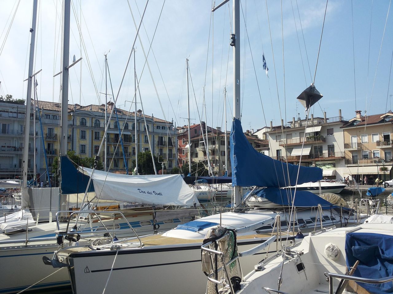 Der Yacht- und Fischerhafen liegt mitten in Grados hübscher Altstadt.