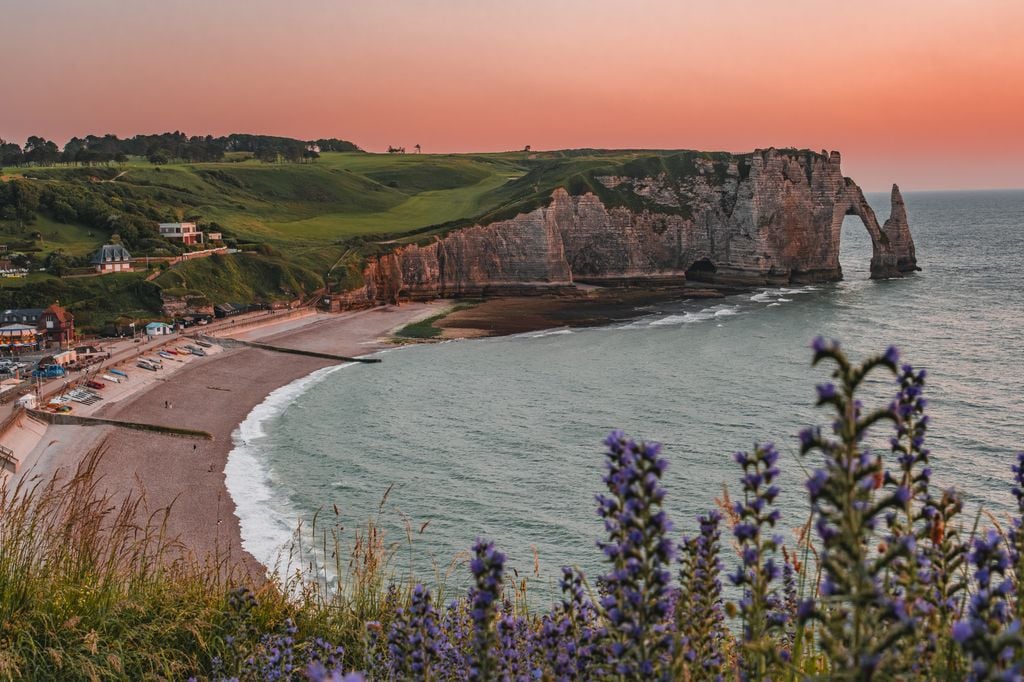 Etretat Drama in Orangerot: Étretat in der Normandie. Foto: Adobe Stock