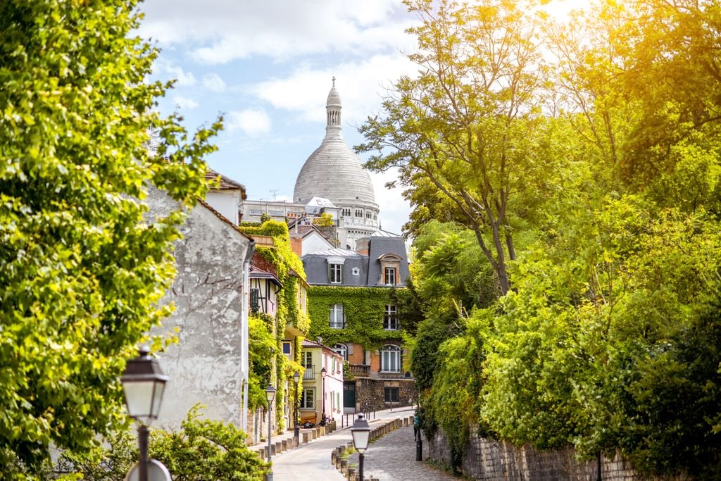 Montmartre Das Künstlerviertel Montmartre verströmt in manchen Sträßchen dörfliches Flair. Foto: Adobe Stock