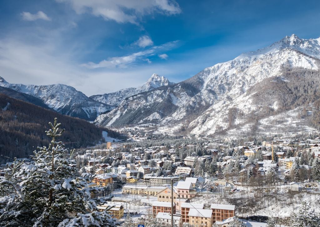 Neuschnee in Bardonecchia: Der Wintersportort in Piemont besitzt ein attraktives Skigebiet. Foto: Adobe Stock